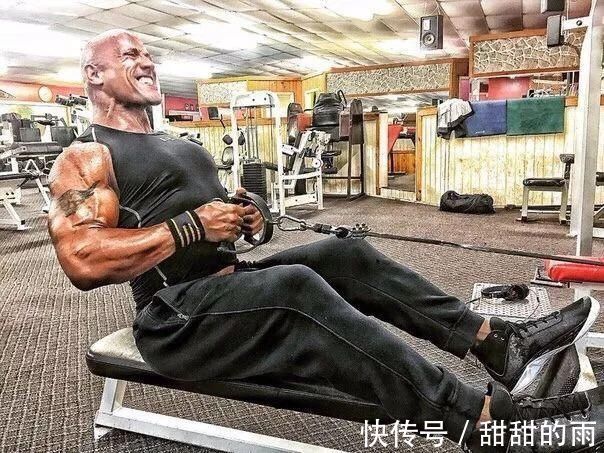 饮食|作死小伙挑战巨石强森5000卡饮食，结果吃到吐了