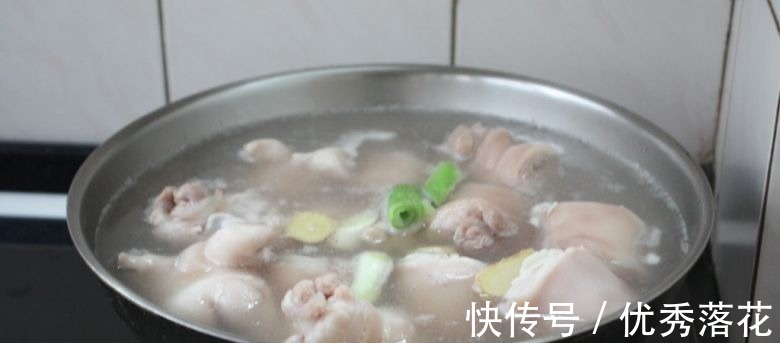 猪手|黄豆炖猪手，满满的胶原蛋白，鲜嫩软烂，吃着太过瘾了！