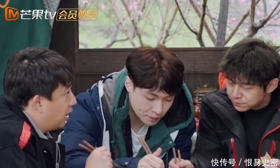 何炅嘲笑张艺兴不会用筷子,黄磊的救场方式很高级!