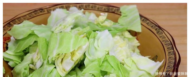 做法|爱吃包菜记得收藏,学会这种特色做法,一整个包菜不够吃!