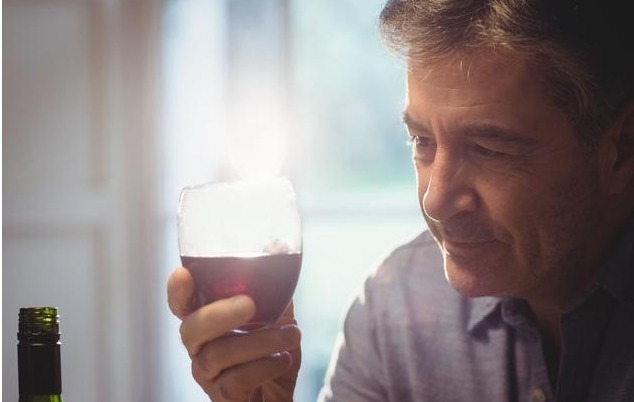 头晕头痛|男人喝完酒，若有3个表现，说明已不适合饮酒，希望这是最后一口