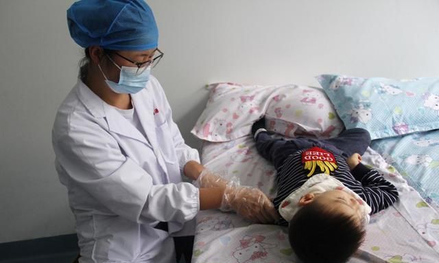 儿子|男童出生因缺氧致脑出血,8个月大被确诊脑瘫,每天只睡2小时