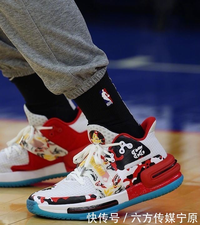 kobe|NBA球员上脚:保罗·乔治依然PG2