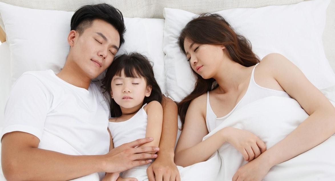 人体|宝宝睡觉时不要做这4件事，家长别为了方便，而伤害了宝宝健康