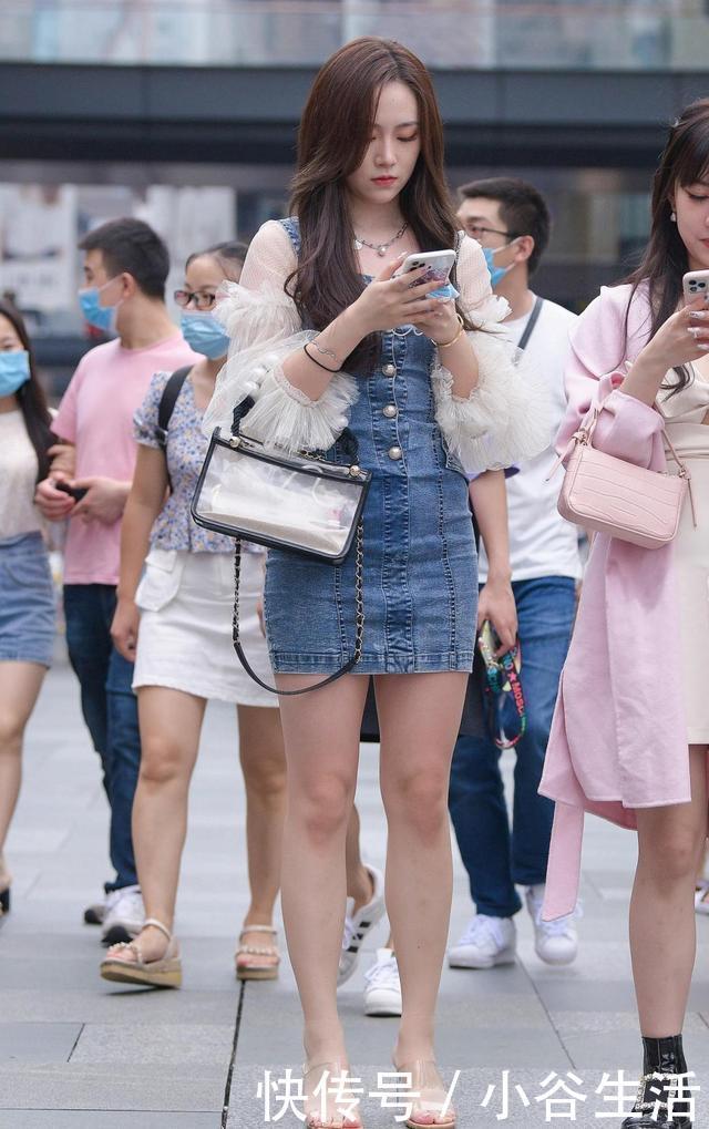 高跟凉鞋|小姐姐牛仔包臀裙，搭配水晶高跟凉鞋，清纯可爱又优雅大方