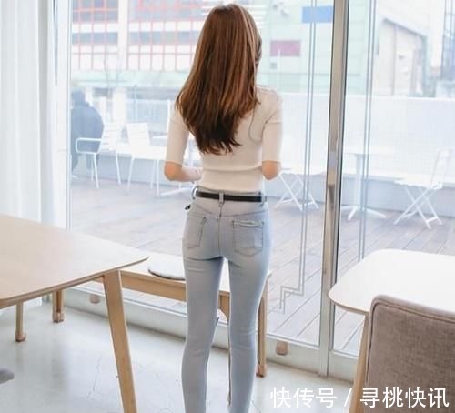 快乐的女人 气质独特紧身牛仔裤小姐姐,苗条好身材,轻松穿出不一样的美!