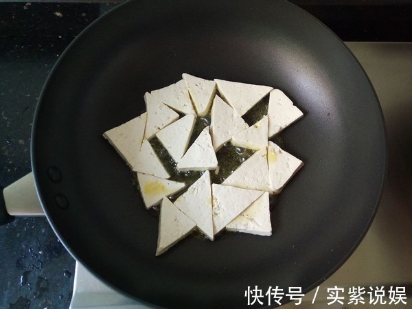 家常豆腐|豆腐此做法比肉都好吃,外酥里嫩,两块钱一大盘,全家抢着吃
