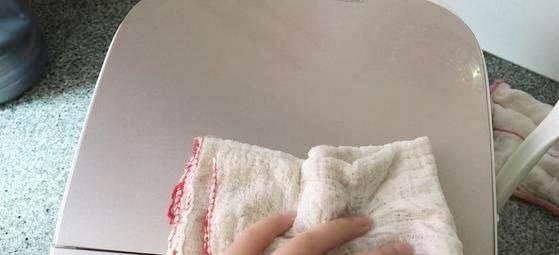 电饭煲又油又脏,别再胡乱用水擦,教你个方法,一擦就干净