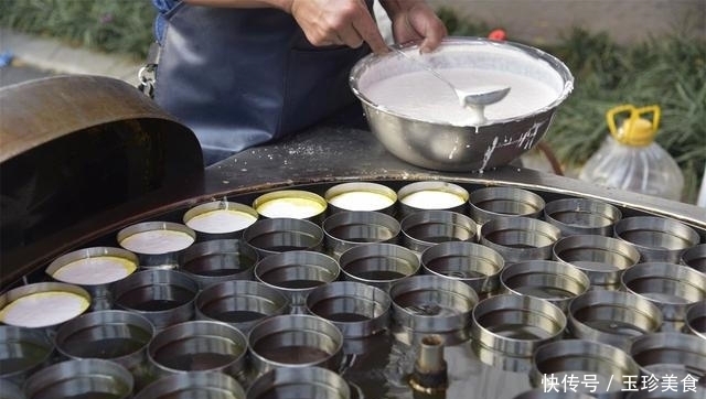 农村|农村夫妇庙会上卖这种饼,十块钱六个,一天做上千个不够卖