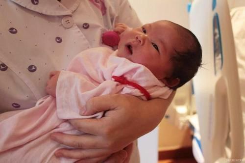 鼻梁|新生儿出生7天哭闹不停,宝妈掀开衣服一看,是婆婆动了“手脚”