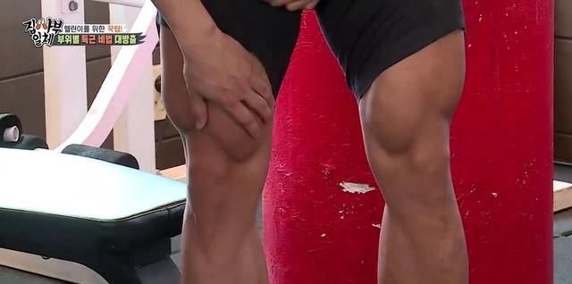 金鐘國在節(jié)目中展現(xiàn)身上的肌肉,不愧為健身狂,身上一塊一塊的