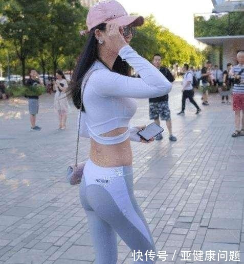 上衣 白色交叉上衣搭配灰色打底裤,舒服又个性,适合走休闲路线的女生!