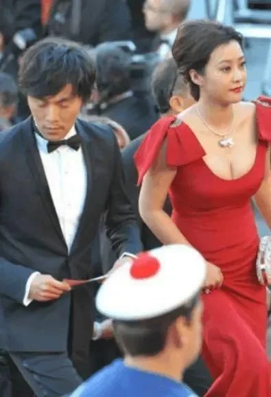与邓超分手后,她先嫁李光洁,二婚嫁给刘烨,如今41岁又单身了 与邓超分手后,她先嫁李光洁,二婚嫁给刘烨,如今41岁又单身了