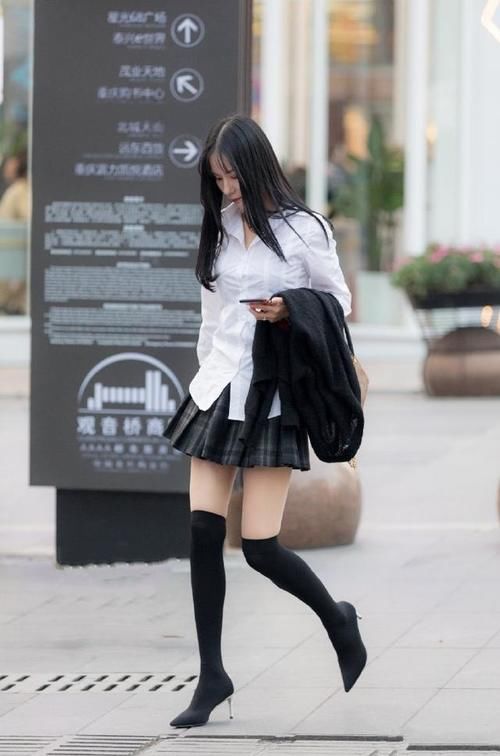 紧身牛仔裤，会更好地展示身材，搭配出自己的时尚感觉