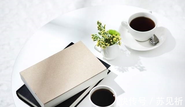 茗香#散文,阳光落在掌心,书卷且伴香茗