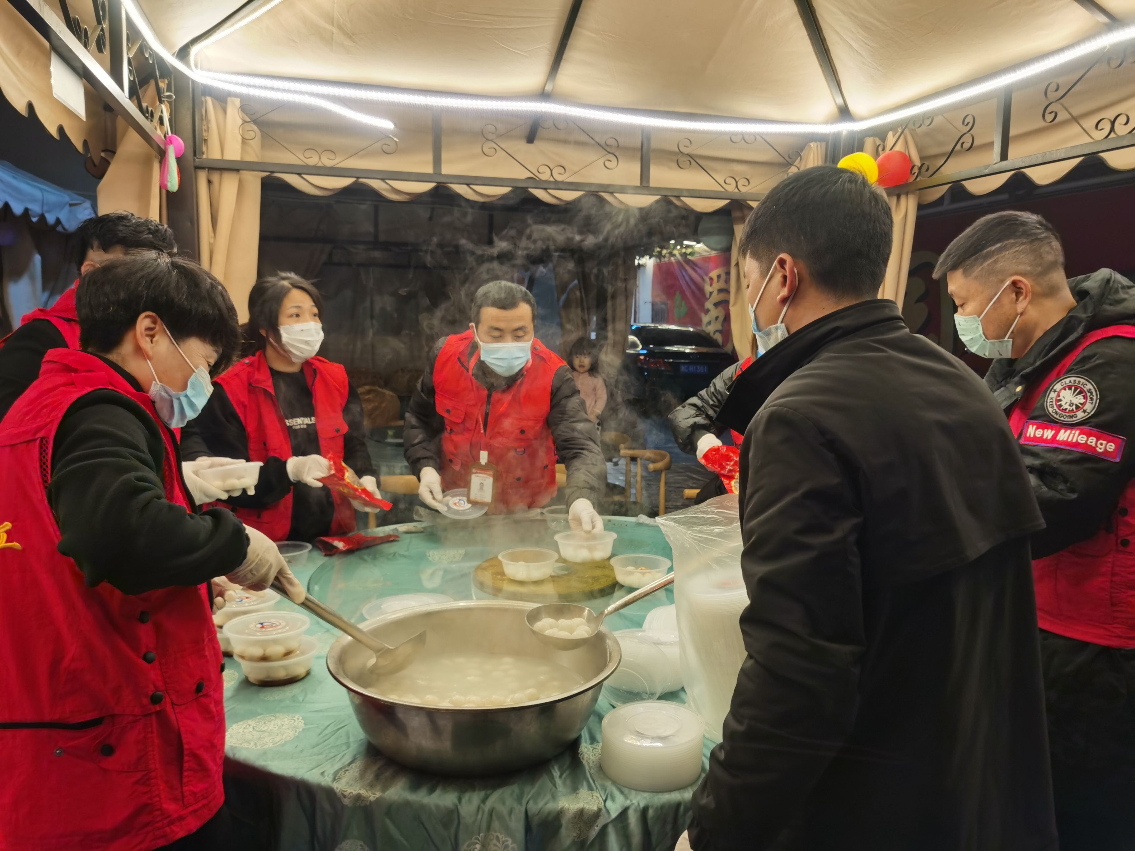 永嘉县义工联|永嘉县义工联：为雨夜中的坚守送去暖暖冬至情