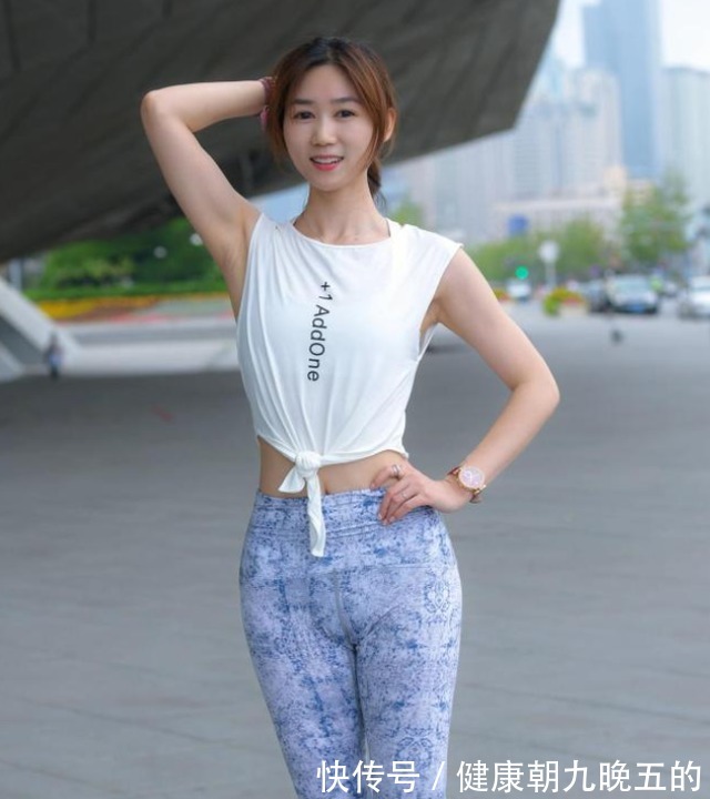 白色上衣 花色打底裤搭配时尚白色上衣,更加简洁大方,显示出女性优雅!