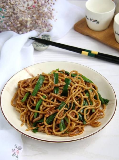 这碗面条,几分钟吃光光,炒面虽然好吃,过几天再吃