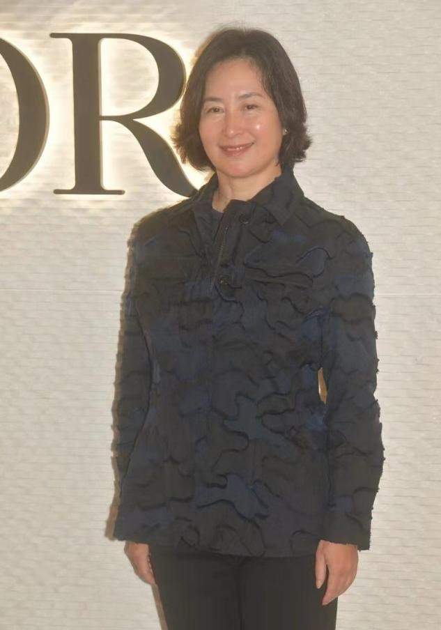 九分裤 何超琼走红毯穿得好保守,一身正装像是领导视察,富态气质真绝了