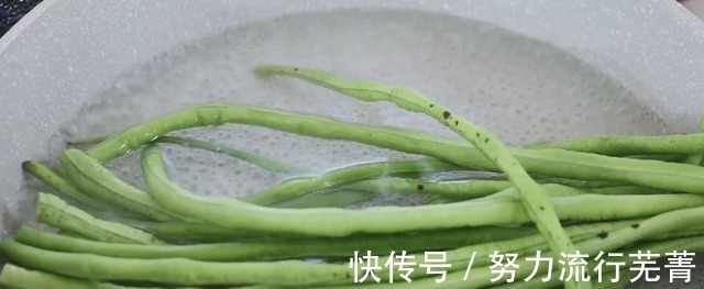 味美|早餐不要再买了,一把豆角加一碗面粉,皮薄馅大,味美又营养!