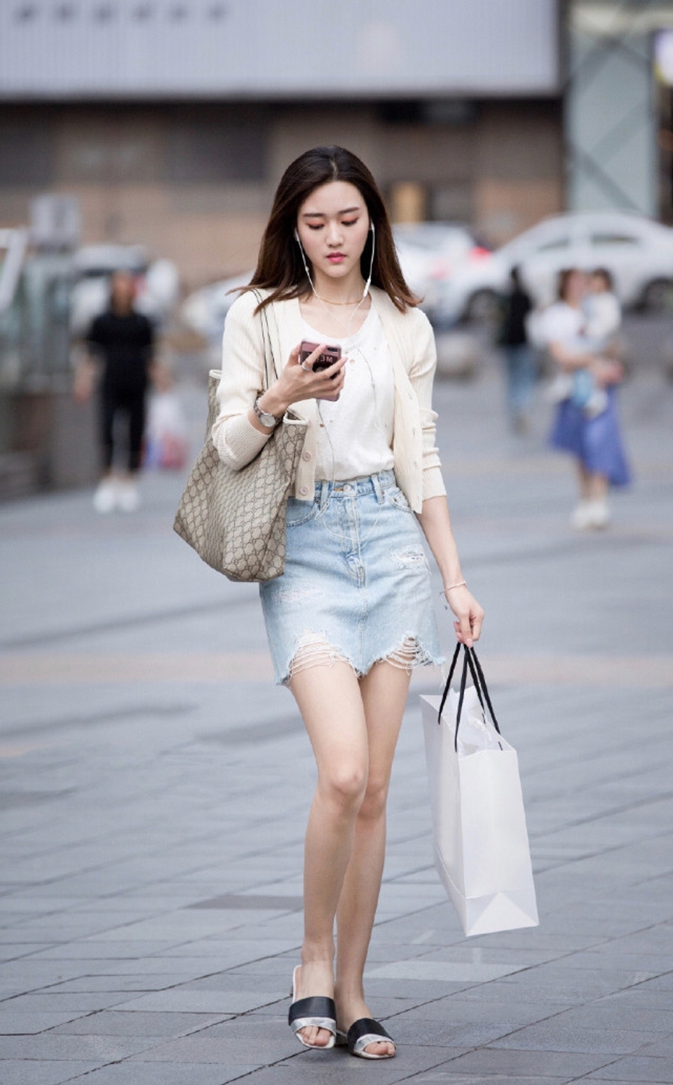 街拍,美女半身裙+T恤的组合,凸显出身材美