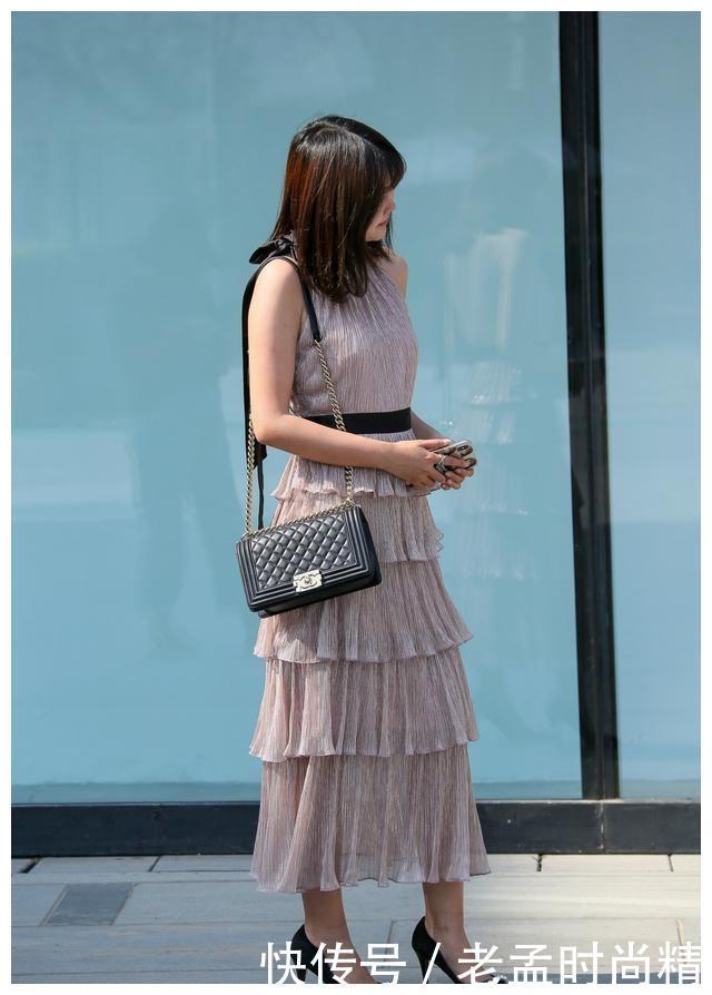 展现|多层连衣裙搭配高跟鞋,完美展现曼妙身姿,散发着成熟优雅的气质