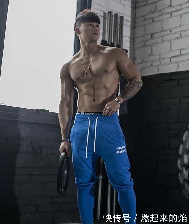 男模|硬朗帅气穿着紧身运动裤的肌肉小狼狗,男模身材的男生肯定招人爱!