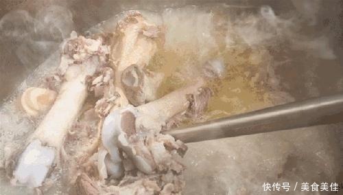  浓郁|20年老面馆的高汤秘方，原来是这么熬制的，汤色奶白且鲜美浓郁