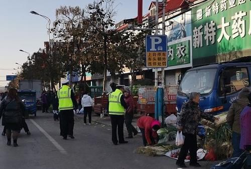 交警|规范秋菜经营摊贩，灯塔交警和菜农面对面说安全