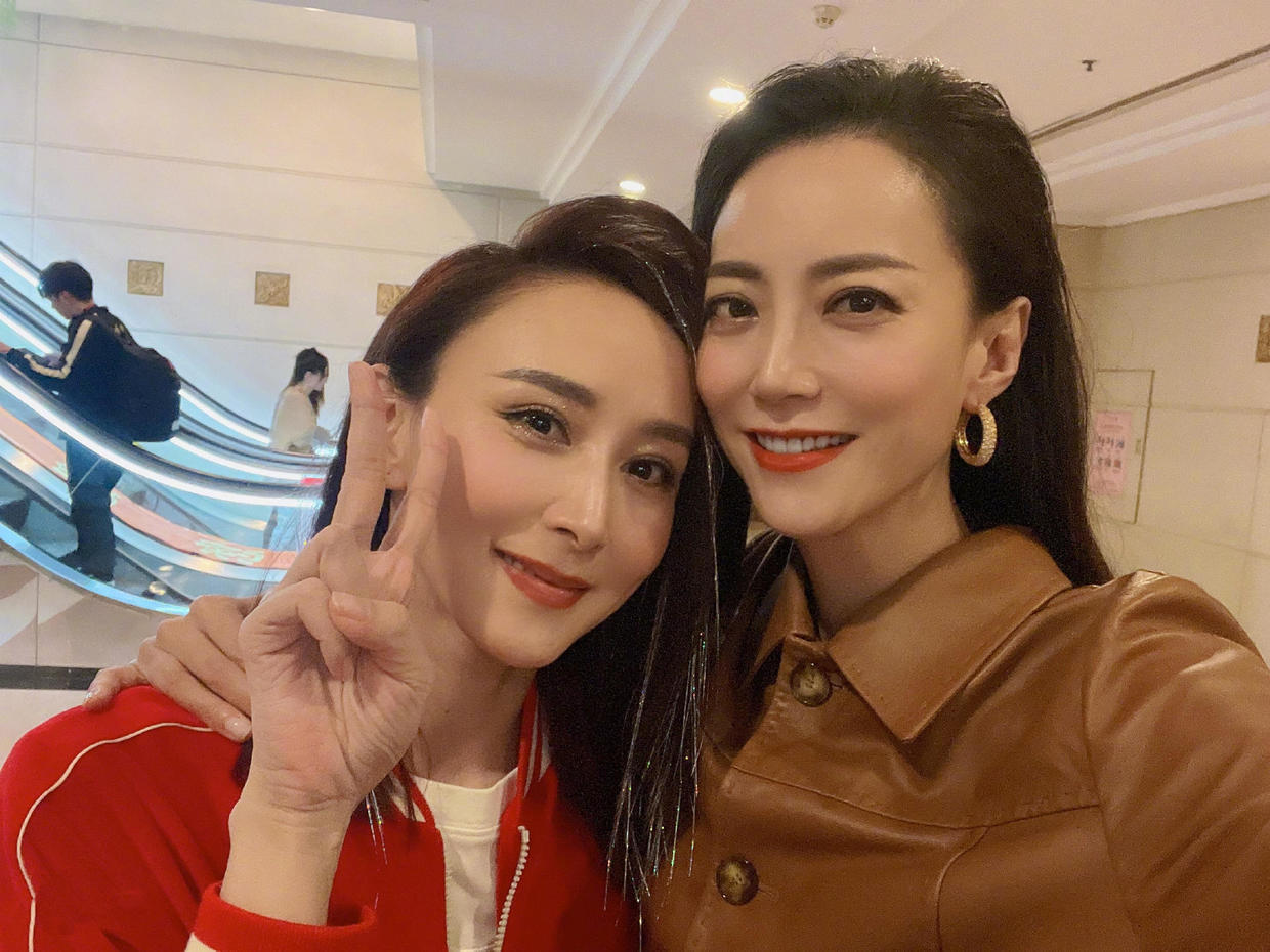 霍汶希气质真绝了!穿黑色西装套装高级干练,很有女企业家风范