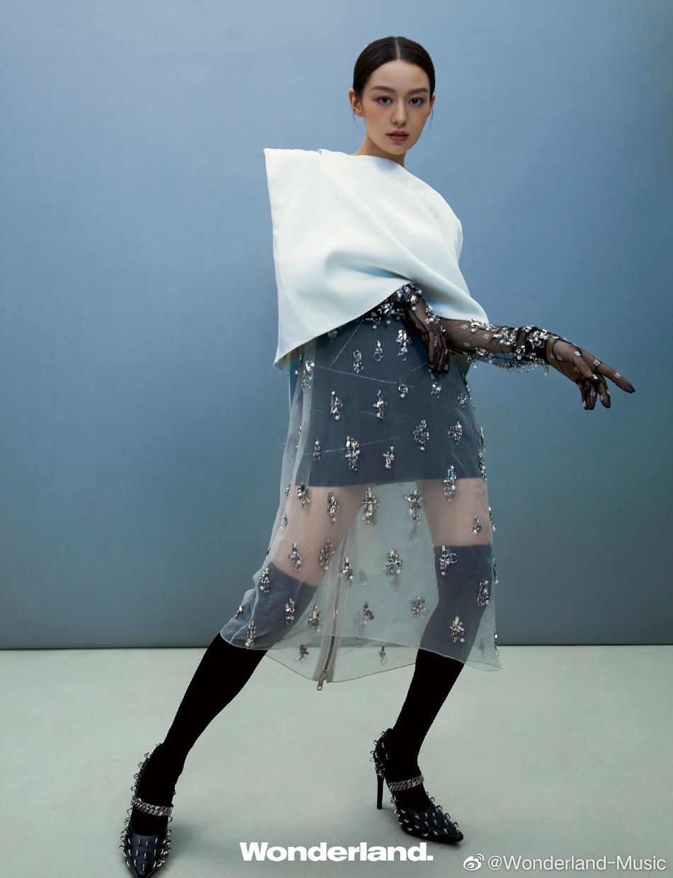 西服套装|吉娜穿黑色西服套装 五官精致气质绝佳