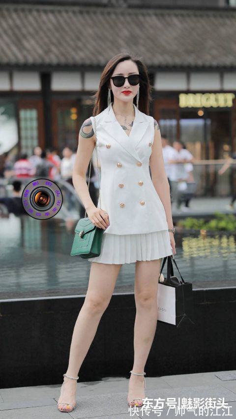 西装 无袖西装加百褶短裙,搭配水晶高跟凉鞋,展现知性优雅的时尚气质