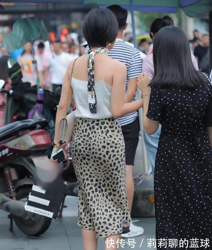 包臀裙|白冰丝吊带搭配豹纹长裙,脖子上独特的“项圈”,御姐惹不起