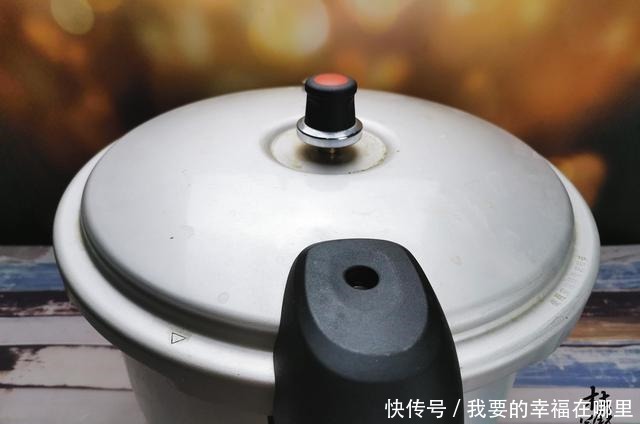 一家4口在家吃酱香排骨火锅,花了150,比吃快餐便宜,超值