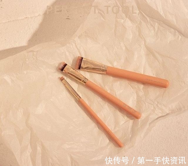 化妆|8个新手实用化妆技巧详解!遮瑕零色差&不卡纹,画出无瑕底妆