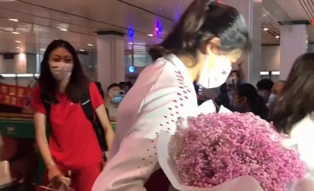 球迷们|浪漫亲吻!李盈莹两大女排队友回天津被求婚,男方激动振臂欢呼