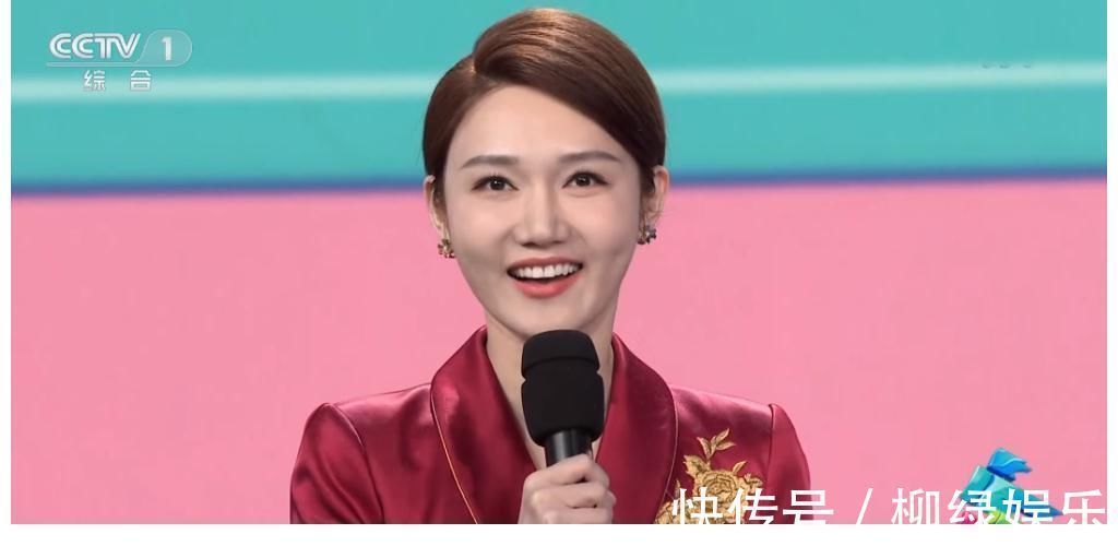 央視主持人龍洋存在感不斷增強(qiáng)，參與鳥巢七一晚會(huì)，合唱擔(dān)任C位