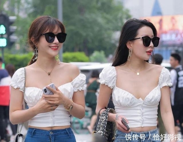 一模一样的上衣，不同裤子的闺蜜，这局牛仔明显赢了