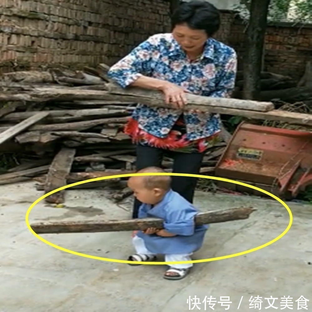 爷爷奶奶|一岁宝宝帮奶奶搬木头,接下来发生的一幕,把奶奶逗的哈哈大笑