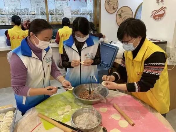 蛟川街道|“叔叔阿姨，吃了可以变超人哦！” 冬至日的五彩汤圆超级甜