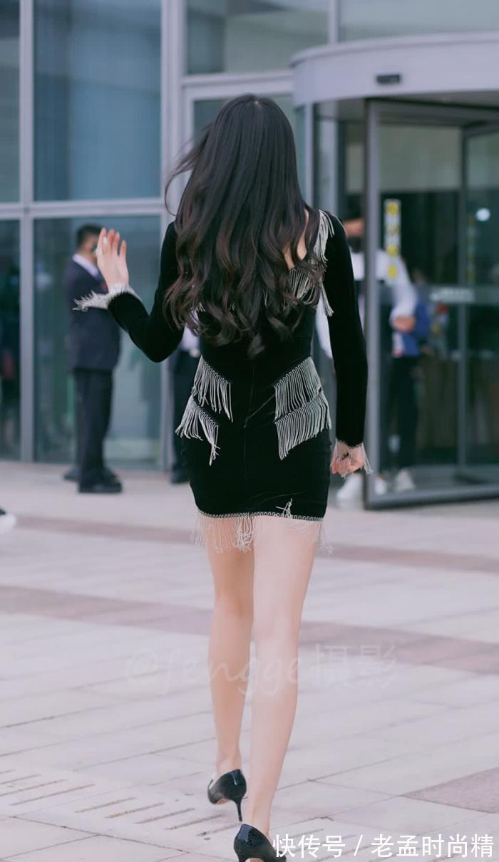 美女 街拍:偶遇健身圈的美女网红刘太阳,时尚气质身材棒!