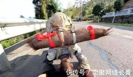 释正弘#他是中国真正的苦行僧,三步一拜走完四大名山,脚上茧比鞋底还硬