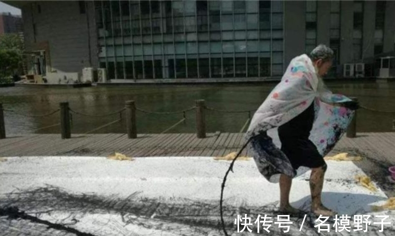 书法!头发当笔鼻孔写字,美协主任陈传席:撤销中书协,这事儿不能再等