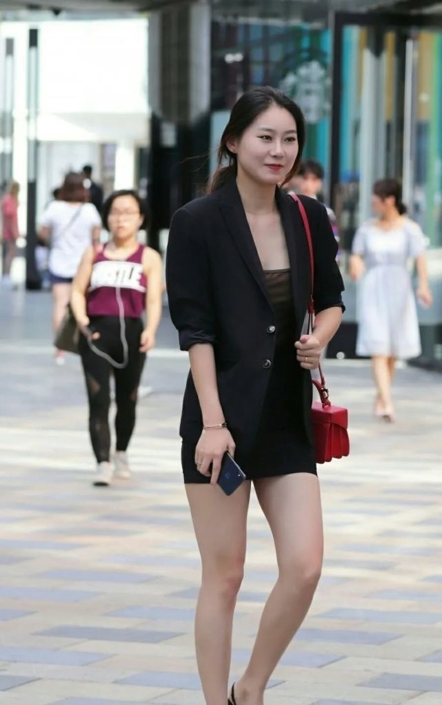 拒绝沉闷感,女生穿黑色西装,美的眼前一亮