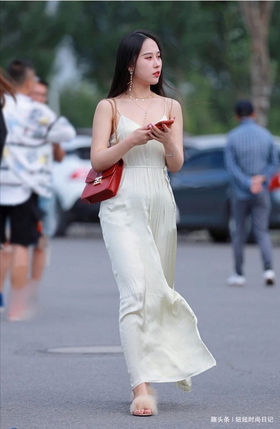  白色|街拍时尚靓丽的小姐姐，白色吊带连衣裙穿搭，魅力十足