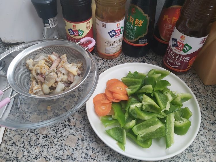 家常青椒炒海杂拌，炒一炒就上桌，味道太赞了，家人抢着吃