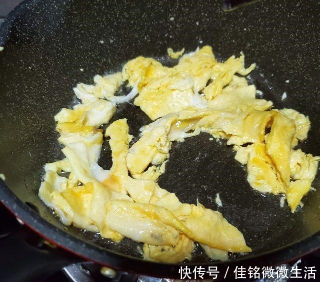 韭菜炒鸭蛋,简单又美味的营养家常小炒!