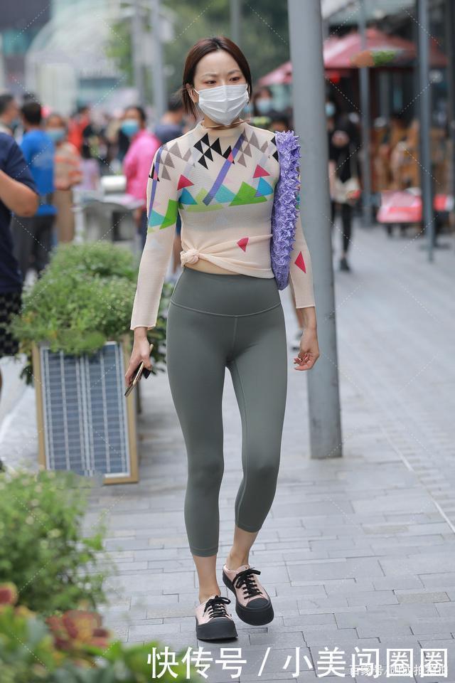 几何元素上衣搭配紧身运动裤，潮流先锋，时尚气质不可挡