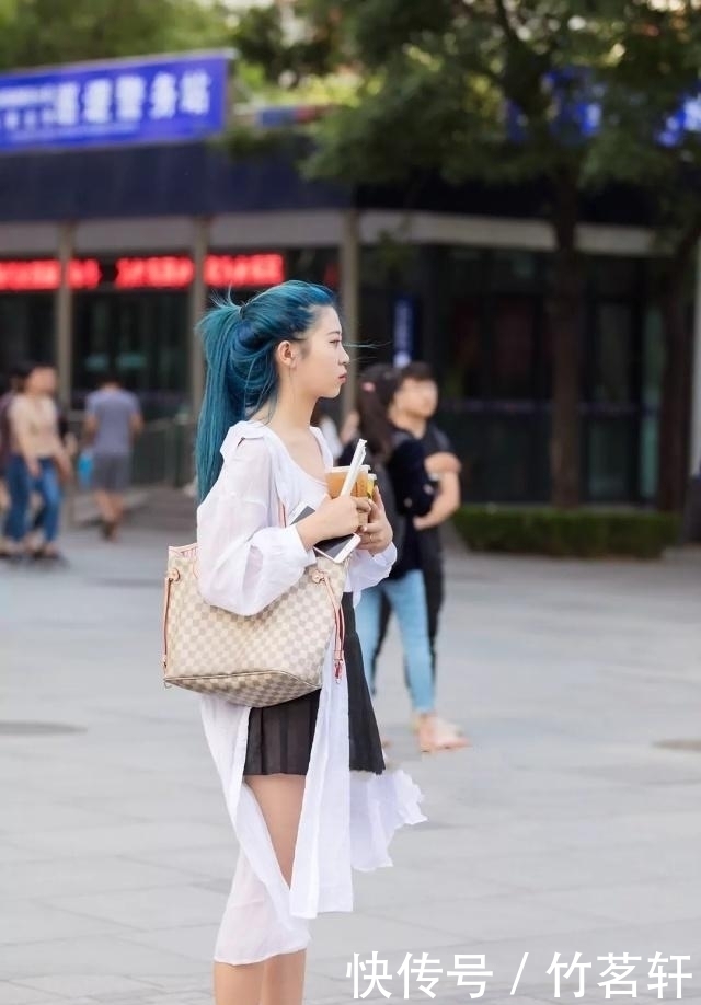 街拍干净清爽的小姐姐,身穿一件背心裙,甚是迷人