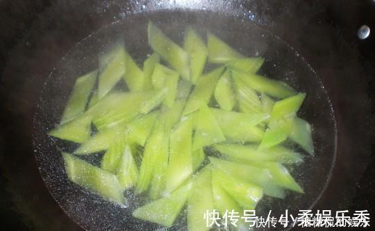 炒莴笋|炒莴笋时,不要切了就下锅炒,多做一步,莴笋更脆更入味,好吃